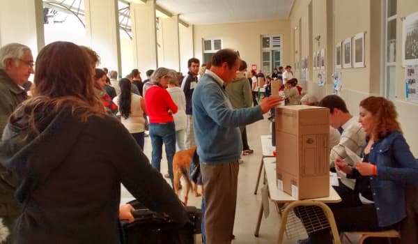 Una foto de la sociedad y su relación con la política - imagen de origen