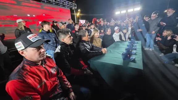 De cara a la carrera del domingo, pilotos del TC realizaron exhibición por las calles de Paraná - imagen de origen