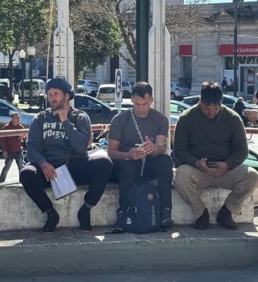 Extrabajadores de Granja Tres Arroyos volverán a encadenarse este jueves: “Queremos que la fábrica reabra o que nos paguen en tiempo y forma” - imagen de origen