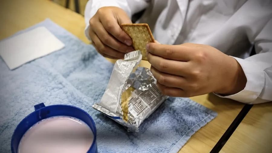 La Justicia ordenó que los desayunos y meriendas escolares no incluyan alimentos con sellos de advertencia | Análisis - imagen de origen