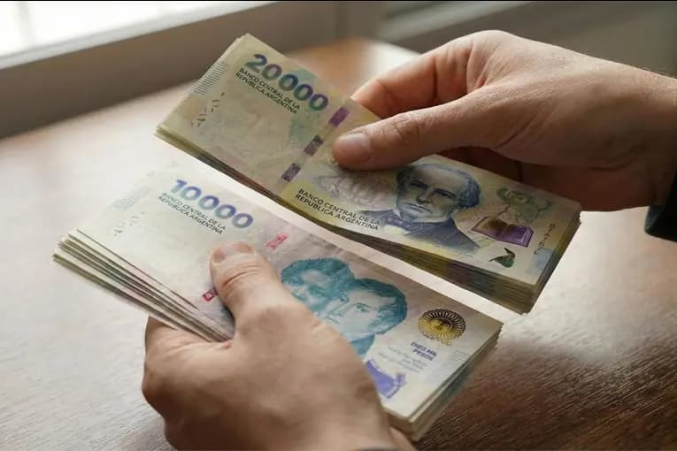 El Gobierno fijó el nuevo salario mínimo: tendrá aumentos mensuales hasta alcanzar los $437.000 - imagen de origen