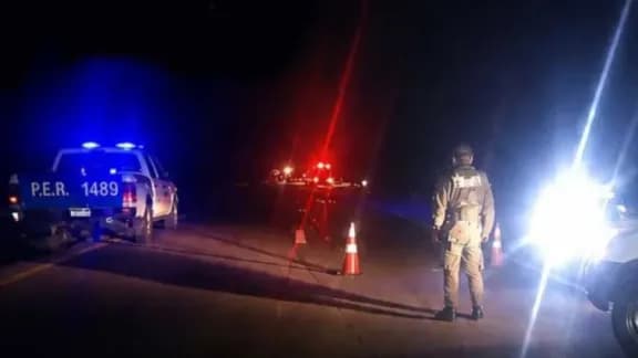 Volcó y se prendió fuego un camión cisterna con combustible en Ruta 14 - imagen de origen