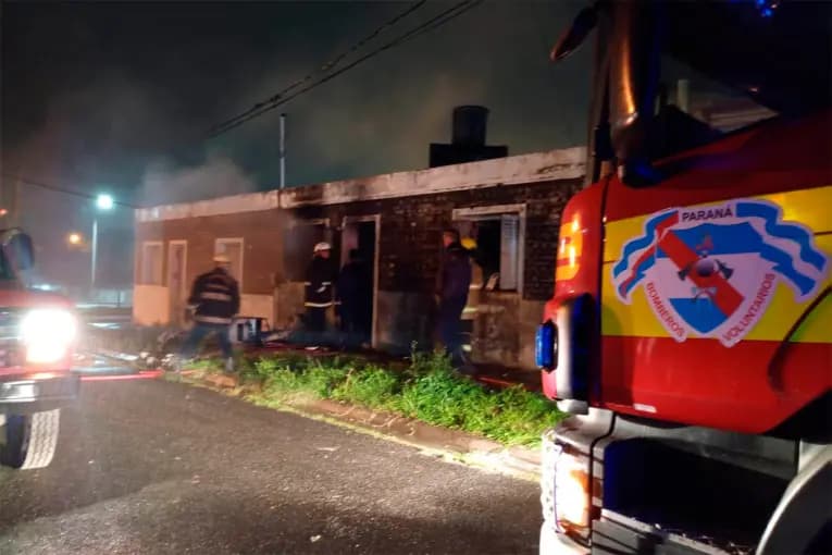 Se registraron incendios en una vivienda y en un local de ropa en Paraná - imagen de origen