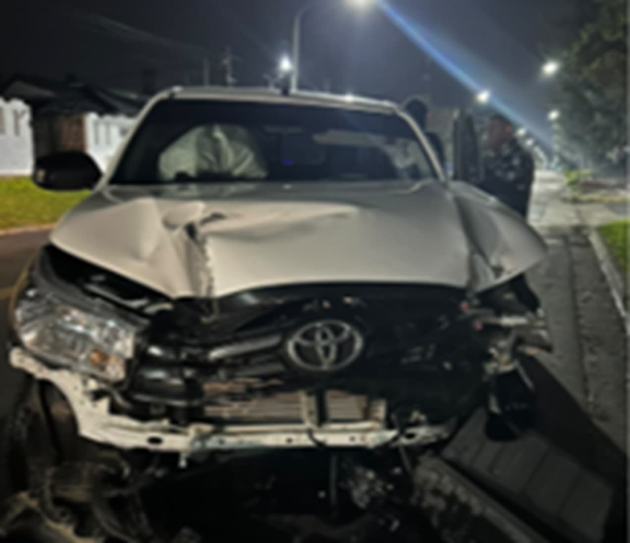 Perdió el control de la camioneta e impactó contra una columna de alumbrado - imagen de origen