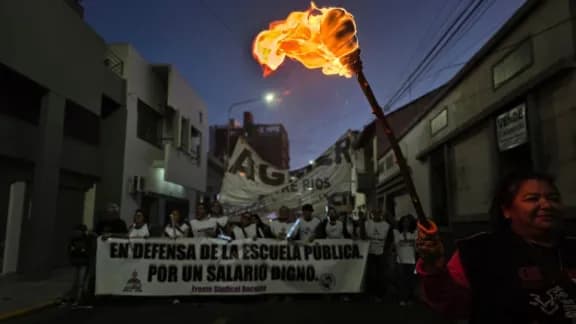 "Acá no hay docentes de rodillas": Agmer se movilizó con antorchas en Paraná renovando el pedido de mejoras salariales - imagen de origen