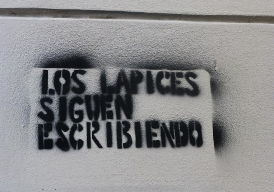 La Policía demoró a jóvenes que pintaban stencils por la Noche de los Lápices - imagen de origen