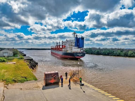 Ingresó otro buque al puerto y comenzó una nueva exportación desde Concepción del Uruguay - imagen de origen