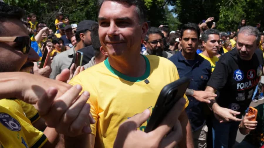 Javier Milei felicitó a Flávio Bolsonaro por el triunfo parcial en Brasil | Análisis - imagen de origen