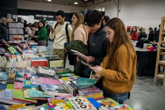 Calificaron de "Exitosa" la primera jornada de la XIV edición de la Feria del Libro Paraná Lee - imagen de origen