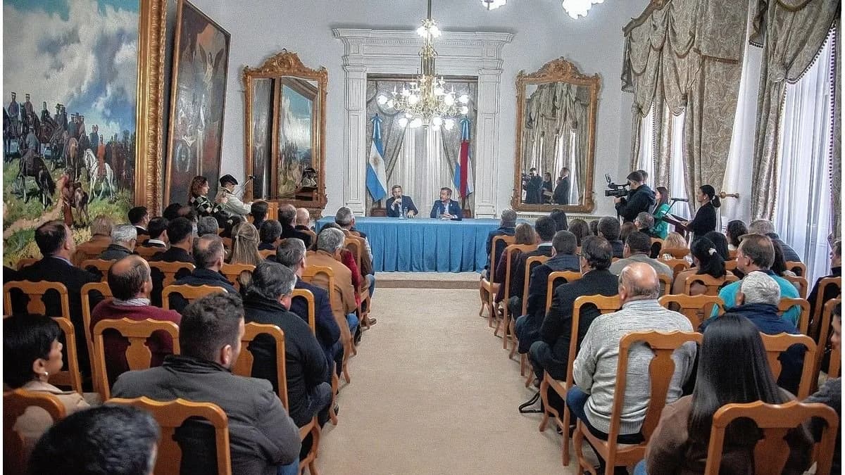 Frigerio entregó fondos y equipos para fortalecer la seguridad en 44 municipios y comunas - imagen de origen