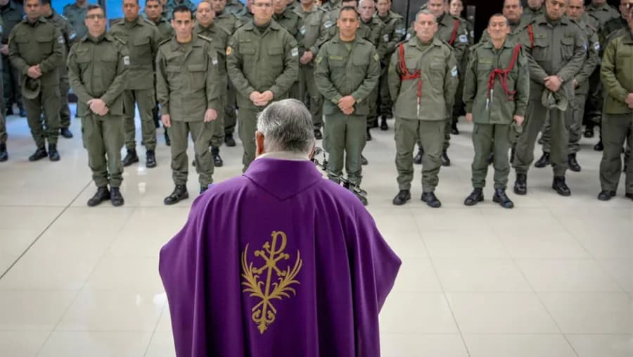 Curas con uniforme: 7 Fuerzas, 2 Ministerios y cientos de millones de pesos al año en capellanes en Entre Ríos | Análisis - imagen de origen