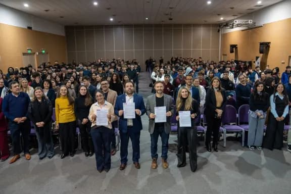 La provincia lanzó la campaña Compromiso por una Crianza Digital Saludable - imagen de origen