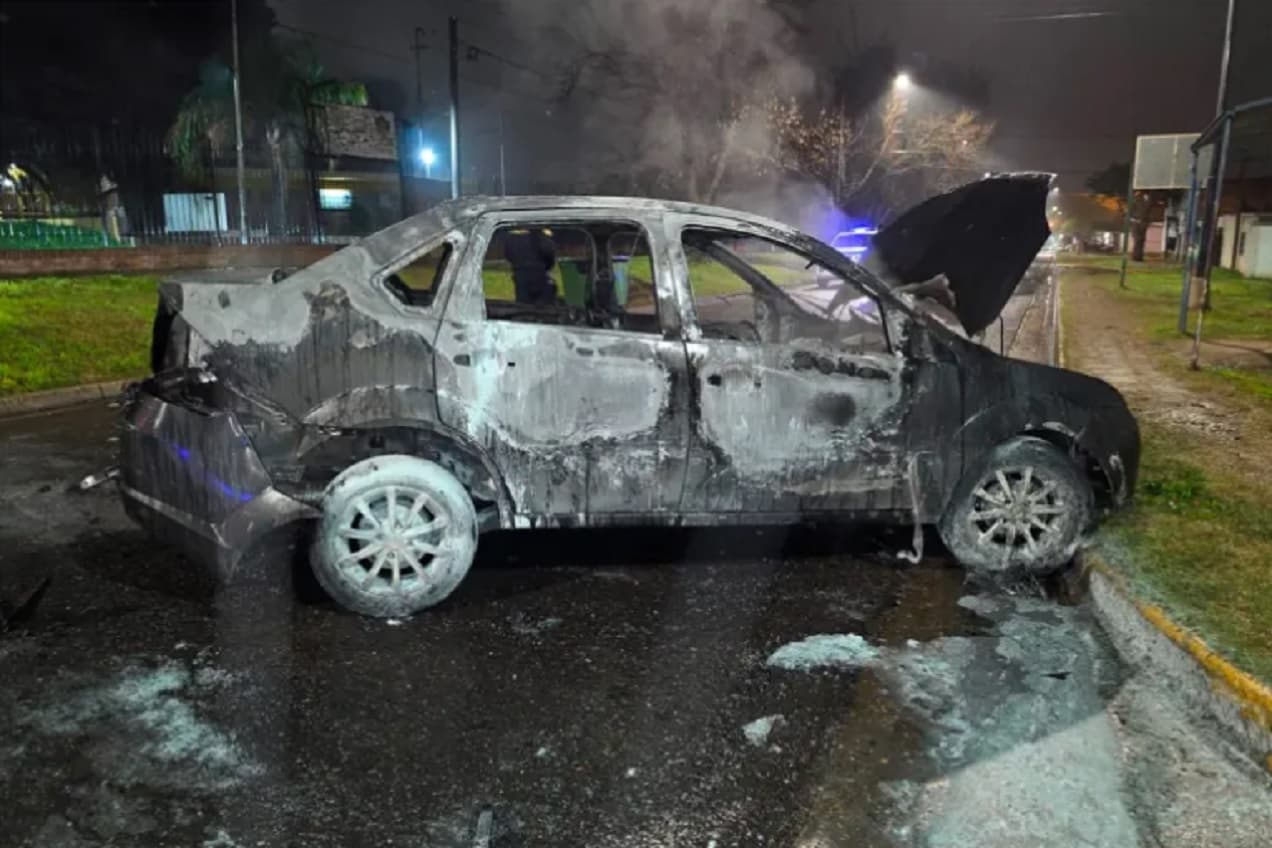 Auto se incendió durante la madrugada - imagen de origen