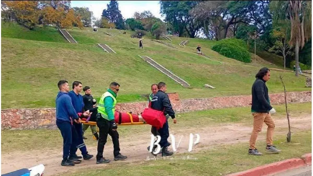 Paraná: una mujer sufrió una caída desde la barranca y fue rescatada en el Parque Urquiza - imagen de origen