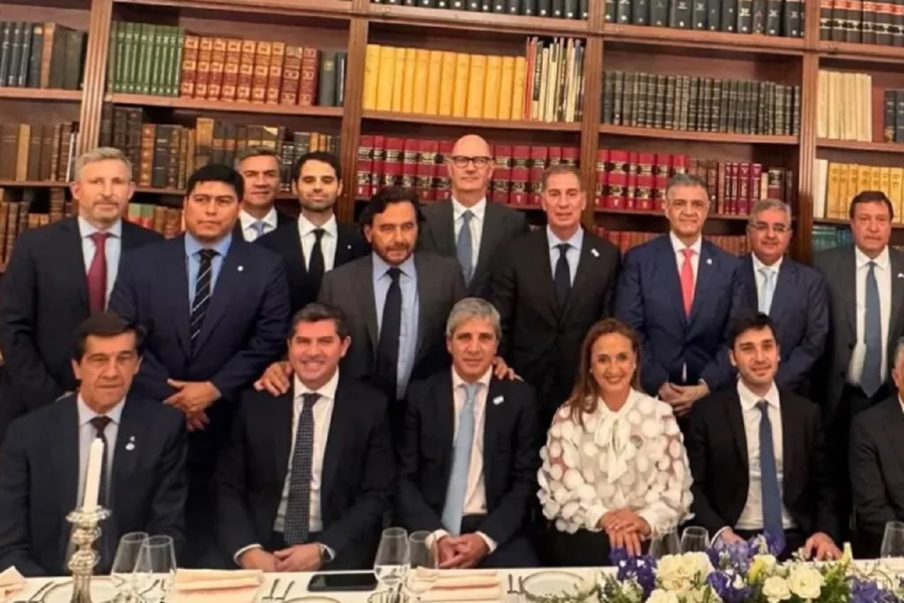El Gobierno reunió a gobernadores en París para discutir el Presupuesto y la reforma electoral - imagen de origen