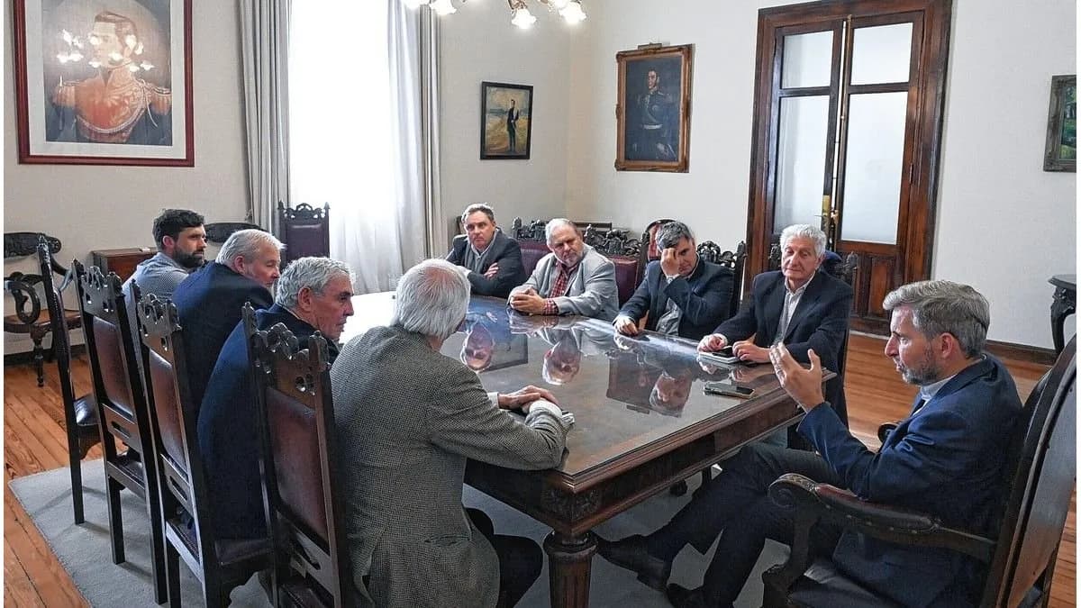 Entre Ríos: Frigerio analizó con la CRA y la Farer alternativas para mejorar los caminos rurales - imagen de origen