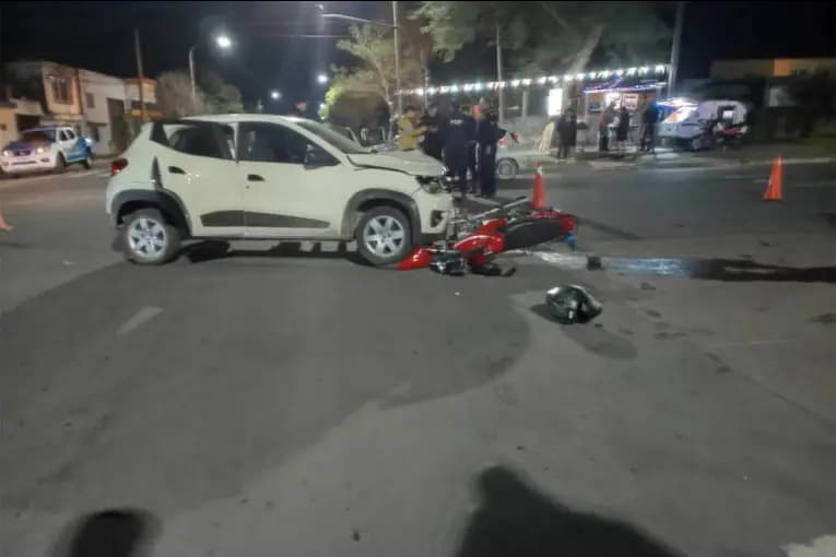 Dos personas resultaron heridas tras choque entre auto y moto en Paraná - imagen de origen