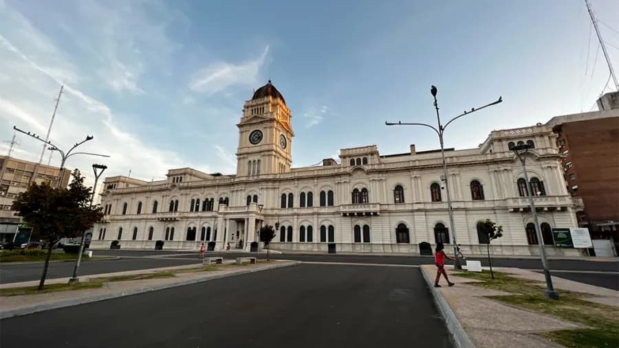 Presupuesto, convenios, viáticos, contrataciones y personal: los números y datos que aportó la Gobernación | Análisis - imagen de origen