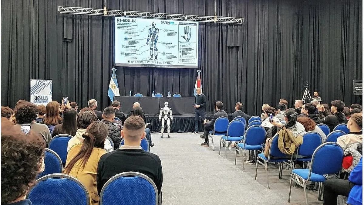 En Paraná fue presentado un robot humanoide de la UTN de San Francisco - imagen de origen