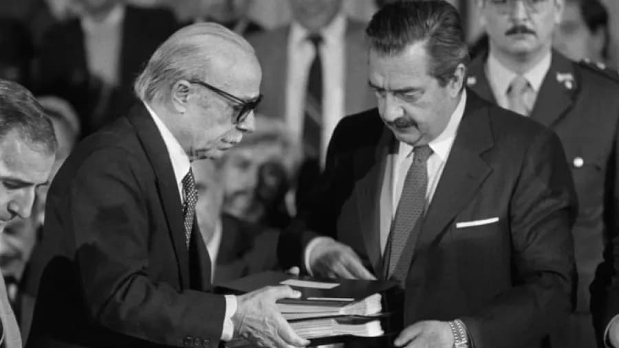 El día que Sábato le entregó a Alfonsín el informe de la Conadep | Análisis - imagen de origen