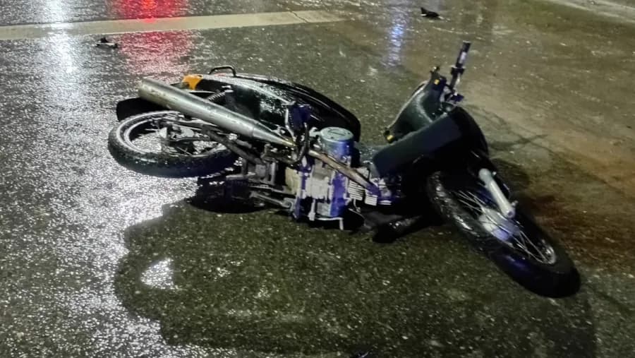 Una motociclista chocó con un carro y fue arrollada por un camión en Paraná | Análisis - imagen de origen