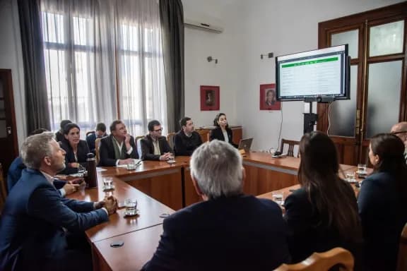 El gobernador repasó el cronograma de obras viales y productivas financiadas por organismos internacionales en Entre Ríos - imagen de origen