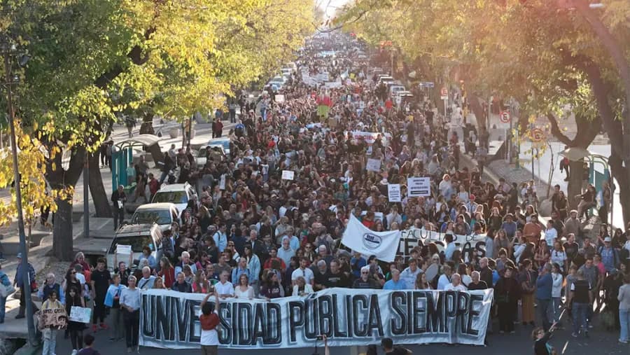 Declaran inconstitucional el decreto con el que el Gobierno frenó la Ley de Financiamiento Universitario | Análisis - imagen de origen