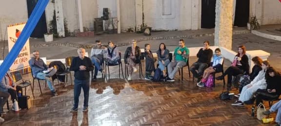 Tras la concesión, funcionarios municipales participaron de una asamblea en el Centro Cultural Gloria Montoya - imagen de origen