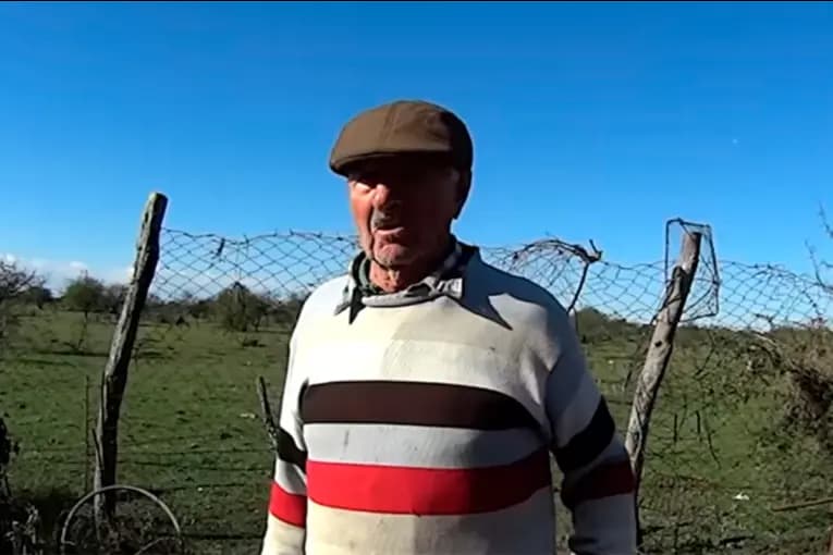 Tiene casi 90 años, vive solo en el campo entrerriano y sigue trabajando: “Me la voy rebuscando” - imagen de origen