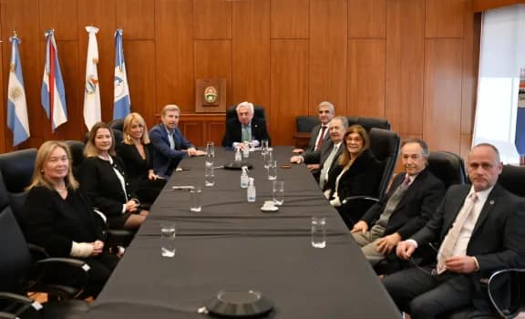 El STJ recibió hoy al gobernador Rogelio Frigerio y abordaron proyectos del Alto Cuerpo para fortalecer el servicio de justicia - imagen de origen